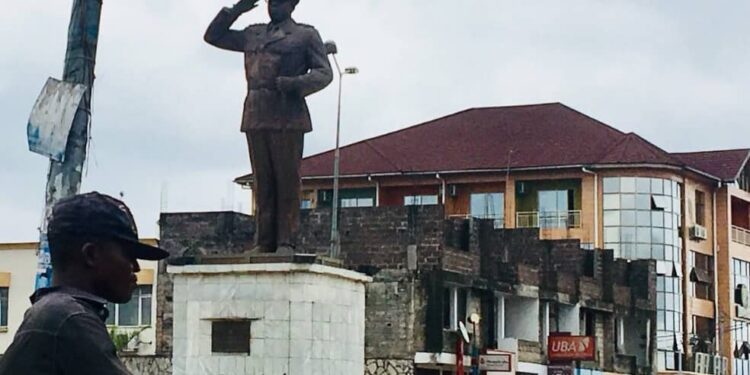 Kinshasa : Une femme retrouvée morte dans une chambre d’hôtel à Kasa-Vubu, le présumé suspect en fuite
