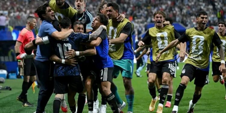 Coupe du Monde FIFA 2026 : L&rsquo;Argentine renverse l&rsquo;Angleterre (2-1) et rêve d&rsquo;un nouveau sacre mondial contre l&rsquo;Espagne