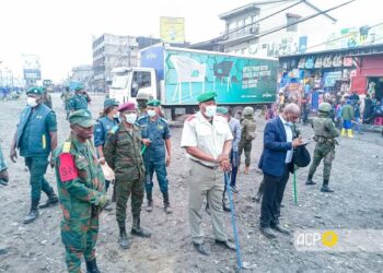 Kinshasa : Le commandant du Service national supervise les travaux d’assainissement réalisés par les Bâtisseurs sur l’axe Quartier 1–Aéroport de N’djili