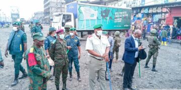 Kinshasa : Le commandant du Service national supervise les travaux d’assainissement réalisés par les Bâtisseurs sur l’axe Quartier 1–Aéroport de N’djili