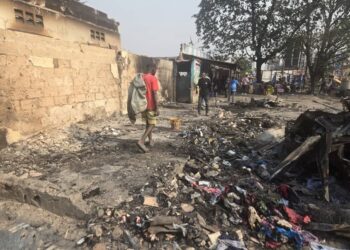 Kinshasa : Un motocycliste meurt lors d’un contrôle dans la commune de Kasa-Vubu, des tensions éclatent devant un poste de police