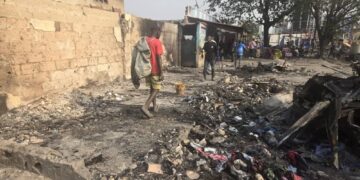 Kinshasa : Un motocycliste meurt lors d’un contrôle dans la commune de Kasa-Vubu, des tensions éclatent devant un poste de police