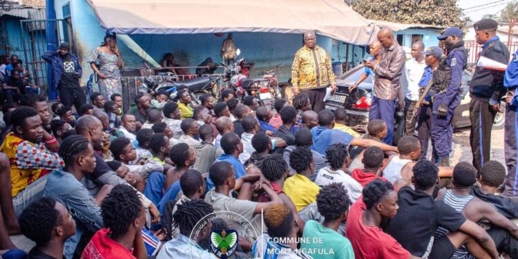Insécurité persistante à Kinshasa : 132 présumés bandits interpellés lors d’une vaste opération policière à Mont-Ngafula