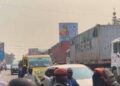 Kinshasa : face à la récidive de MINOCONGO , le gouvernement provincial lance l’évacuation des camions-remorques stationnés illégalement sur l’avenue OUA