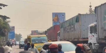 Kinshasa : face à la récidive de MINOCONGO , le gouvernement provincial lance l’évacuation des camions-remorques stationnés illégalement sur l’avenue OUA