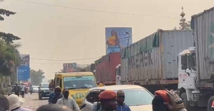 Kinshasa : face à la récidive de MINOCONGO , le gouvernement provincial lance l’évacuation des camions-remorques stationnés illégalement sur l’avenue OUA
