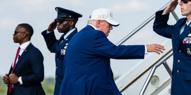 Menace iranienne : Donald Trump s’est caché dans un camion de livraison de repas pour quitter le sommet de l’Otan