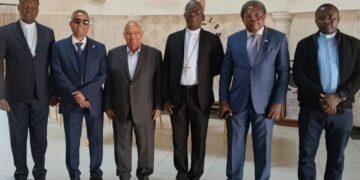 Lubumbashi : Mgr Fulgence Muteba s’entretient avec Raphaël Katebe « envoyé de Félix Tshisekedi » sur la paix et la réconciliation nationale