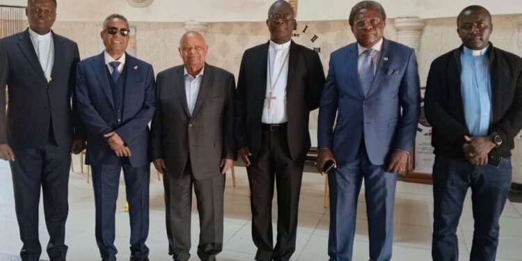 Lubumbashi : Mgr Fulgence Muteba s’entretient avec Raphaël Katebe « envoyé de Félix Tshisekedi » sur la paix et la réconciliation nationale
