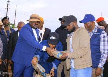 Nord-Kivu : Muhindo Nzangi distribue des semences de haricots à Butuhe et annonce la relance du Complexe Théicole de Butuhe