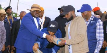 Nord-Kivu : Muhindo Nzangi distribue des semences de haricots à Butuhe et annonce la relance du Complexe Théicole de Butuhe