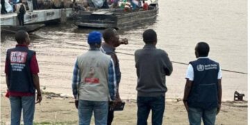 Kinshasa : Le bateau lié à un décès suspect d’Ebola accueilli sous haute surveillance sanitaire à son arrivée à Maluku