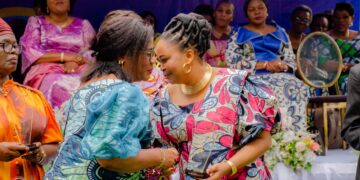 Journée internationale de la femme africaine : Le ministre du Genre décerne le trophée d&rsquo;excellence à Bijoux Mushitu Kat pour son engagement pour la cause de la femme