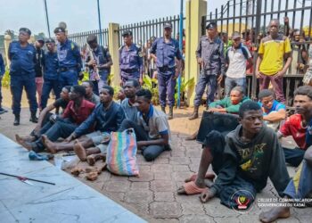 Tshikapa: 13 présumés Kulunas présentés aux autorités avant leur transfert devant la justice