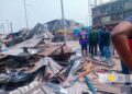 Kinshasa : Le Service national rase un marché pirate à Ngiri-Ngiri et réaffirme l’autorité de l’État