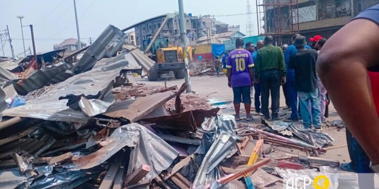 Kinshasa : Le Service national rase un marché pirate à Ngiri-Ngiri et réaffirme l’autorité de l’État