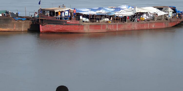 RDC : Les sept cas suspects d’Ebola détectés sur un bateau aux portes de Kinshasa testés négatifs ( Roger Samuel Kamba)