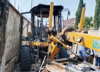 Mbuji-mayi : un agent affecté aux travaux exécutés par GREC-7 meurt dans un accident de travail, le tracteur incendié par la population en colère