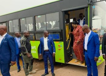 Lualaba : la Gouverneure Fifi Masuka lance les premiers bus de la société de Transport de Kolwezi (Sotrakol)
