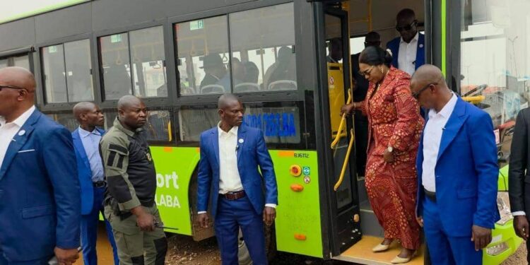 Lualaba : la Gouverneure Fifi Masuka lance les premiers bus de la société de Transport de Kolwezi (Sotrakol)