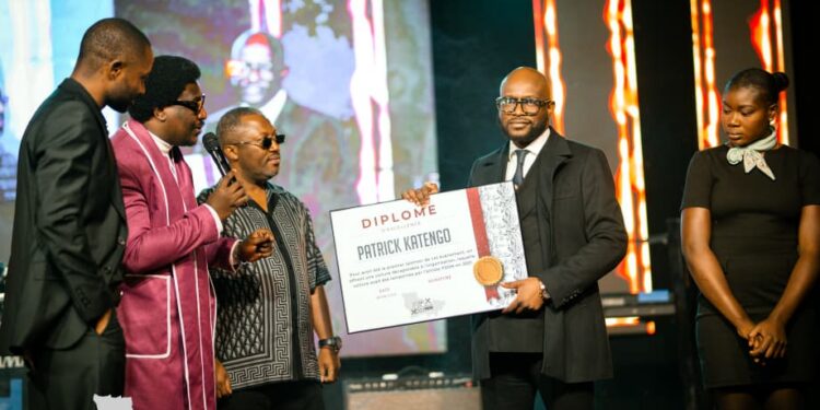 Soirée culturelle 001 à Kolwezi: l&rsquo;Honorable Patrick KATENGO reçoit un diplôme d’excellence pour son engagement en faveur de la promotion de la jeunesse