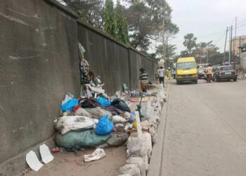 Insalubrité à Kinshasa : L&rsquo;avenue Wangata transformée en refuge des personnes souffrant de troubles mentaux