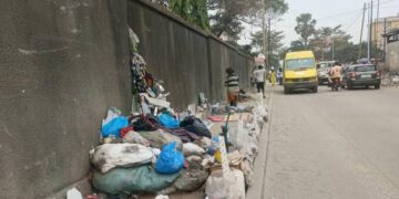 Insalubrité à Kinshasa : L&rsquo;avenue Wangata transformée en refuge des personnes souffrant de troubles mentaux