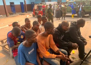 Procès du meurtre d’un agent du Service national : Le tribunal militaire de N’djili condamne les prévenus à des peines allant jusqu’à 20 ans de prison
