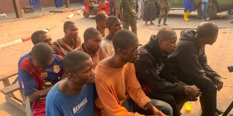 Procès du meurtre d’un agent du Service national : Le tribunal militaire de N’djili condamne les prévenus à des peines allant jusqu’à 20 ans de prison
