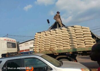 Kinshasa : Quand le commerce ambulant de ciment asphyxie le trafic et sème le danger