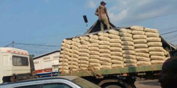 Kinshasa : Quand le commerce ambulant de ciment asphyxie le trafic et sème le danger