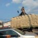 Kinshasa : Quand le commerce ambulant de ciment asphyxie le trafic et sème le danger