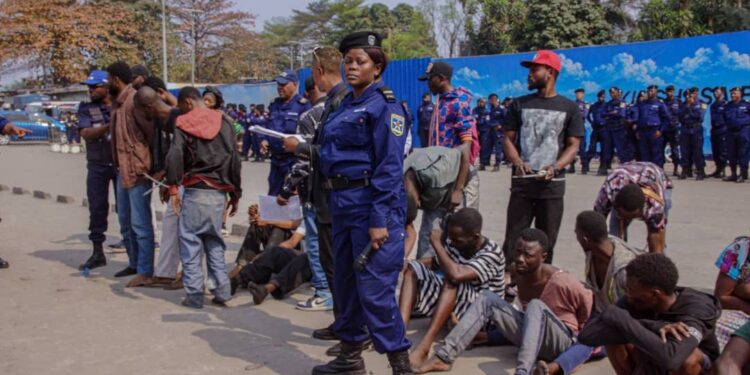 Kinshasa renforce la lutte contre l’insécurité : 15 présumés inciviques présentés par la PNC à Gombe