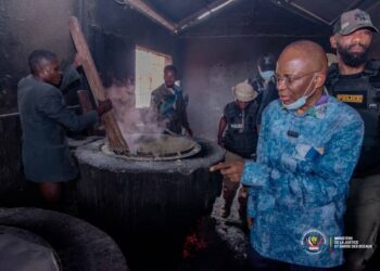 Kongo-Central : Guillaume Ngefa constate la surpopulation et les conditions précaires à la prison de Mbanza-Ngungu