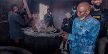 Kongo-Central : Guillaume Ngefa constate la surpopulation et les conditions précaires à la prison de Mbanza-Ngungu