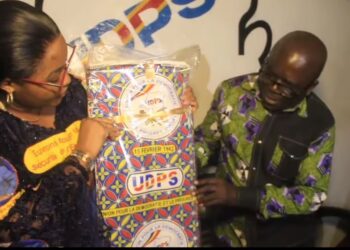Haut-Katanga: L&rsquo;honorable EGEE TSHIALA remet un lot important des kits scolaires et pagnes à sa base de l’UDPS/Likasi