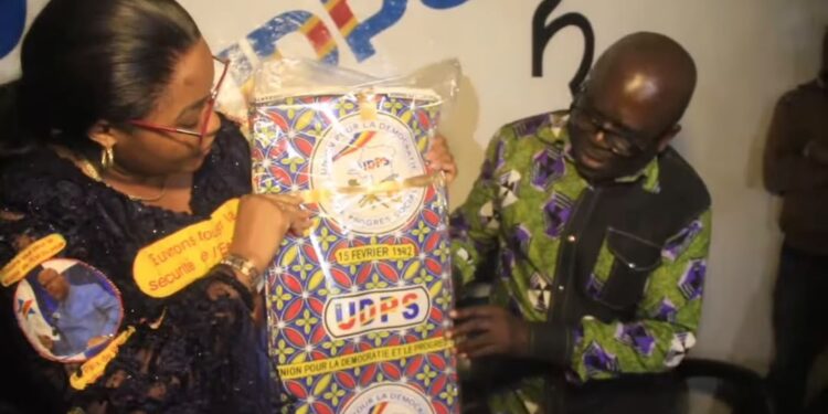 Haut-Katanga: L&rsquo;honorable EGEE TSHIALA remet un lot important des kits scolaires et pagnes à sa base de l’UDPS/Likasi