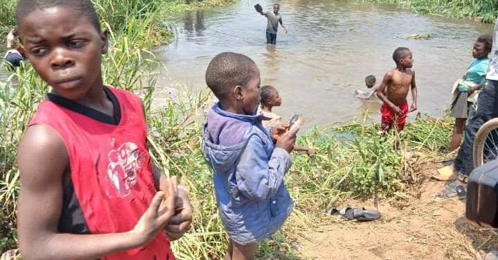 Lubumbashi : Des poissons retrouvés morts dans la rivière Mampala, les autorités appellent à ne pas les consommer