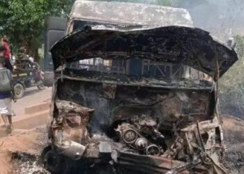 Kongo Central : Deux morts dans une collision à l’entrée de l’ISTM Kisantu, un minibus incendié