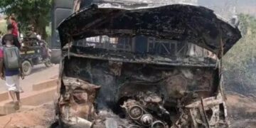 Kongo Central : Deux morts dans une collision à l’entrée de l’ISTM Kisantu, un minibus incendié