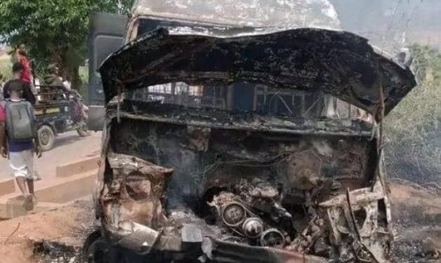 Kongo Central : Deux morts dans une collision à l&rsquo;entrée de l&rsquo;ISTM Kisantu, un minibus incendié