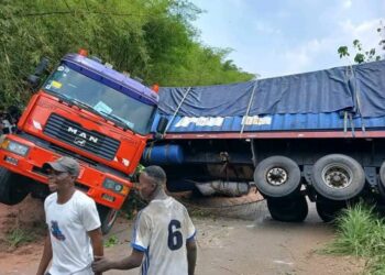 Kikwit : Un véhicule remorque bloque la circulation sur la RN1 depuis plusieurs heures