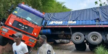 Kikwit : Un véhicule remorque bloque la circulation sur la RN1 depuis plusieurs heures