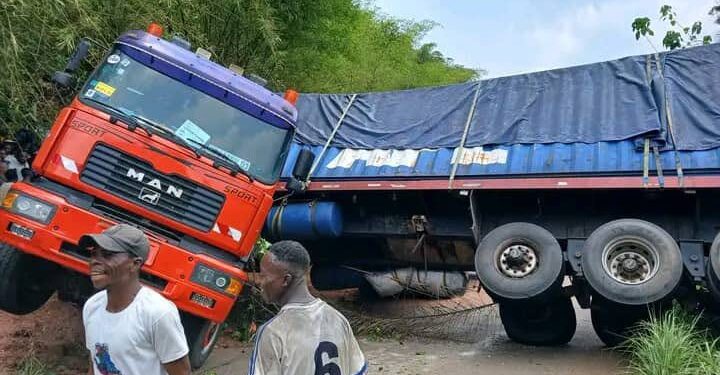 Kikwit : Un véhicule remorque bloque la circulation sur la RN1 depuis plusieurs heures
