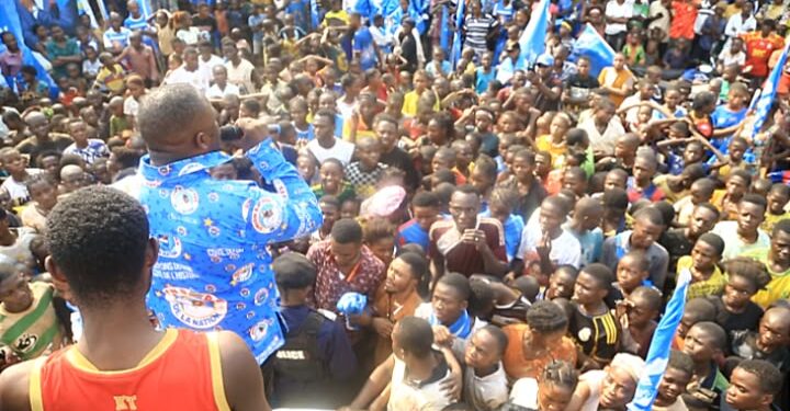 Haut-Lomami : à Bukama, le président de l’ARDEV John Kaswamanga fait adhérer massivement la population au dialogue prôné par le Président Félix Tshisekedi