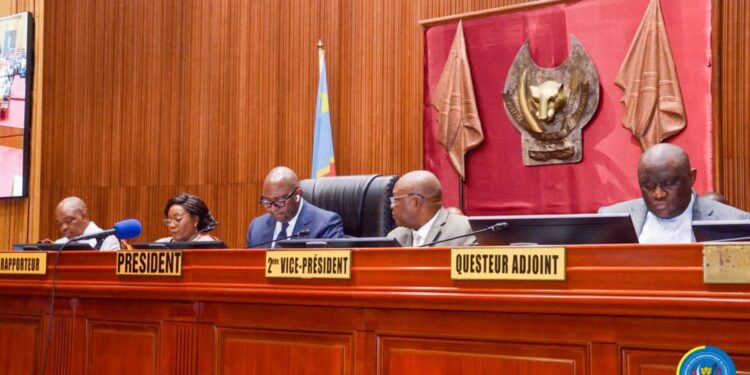 RDC : Le Sénat observe une minute de silence en mémoire des victimes du crash de Kenge et des naufrages