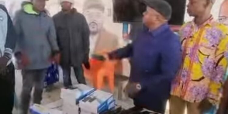 Kasumbalesa : vague d’indignation après la distribution d’une centaine des radios « Motorola » à des civils par l’UDPS