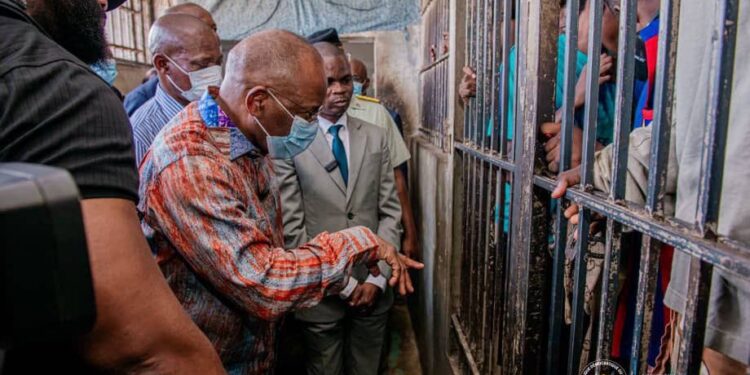 Kinshasa : La prison de Makala dépasse les 16 000 détenus, une population carcérale doublée en un an malgré la libération de 108 prisonniers