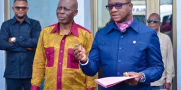 Kinshasa : le DG Fanon Beya dote l’ONEM de deux bus-bureaux mobiles pour rapprocher ses services des demandeurs d’emploi