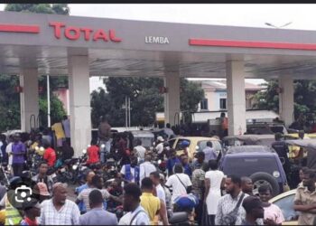 Pénurie apparente de carburants à Kinshasa : Les files s&rsquo;allongent, le ministère des hydrocarbures rassure sur les stocks